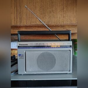 Vintage Panasonic RF-538 AM/FM radio